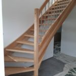 Klassische Holztreppe mit Stufenbeleuchtung