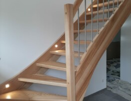 Klassische Holztreppe mit Stufenbeleuchtung