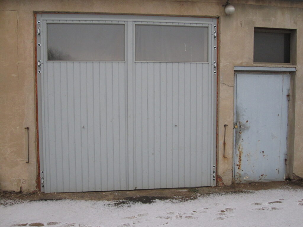 Flügeltor aus Holz mit zwei Fenstern